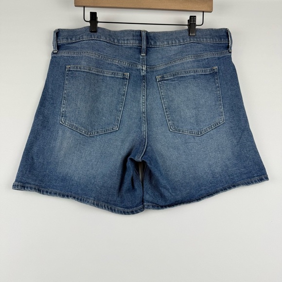 GAP Women’s 16/33 5” Distressed Denim Shorts Medium Wash - Picture 4 of 7